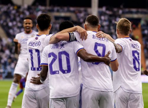 Real-Madrid-players-celebrate-victory-vs-fc-barcelona